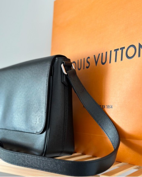 Taška pánská Louis Vuitton messenger Taiga Noir